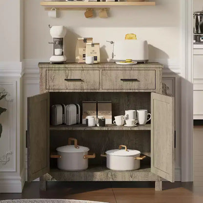 Una credenza da cucina in stile rustico moderno con due cassetti e due ante per riporre gli oggetti; può anche fungere da mobile bar indipendente.