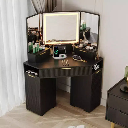 Scrivania angolare da trucco con specchio illuminato e stazione di ricarica, design scanalato, 3 cassetti, armadietti, ripiani aperti, toletta in legno per camera da letto