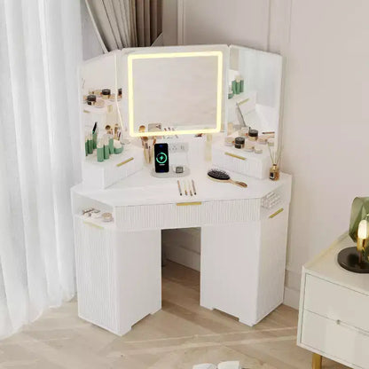 Scrivania angolare da trucco con specchio illuminato e stazione di ricarica, design scanalato, 3 cassetti, armadietti, ripiani aperti, toletta in legno per camera da letto